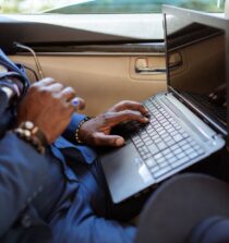 Cómo mantenerse conectado durante un viaje de negocios